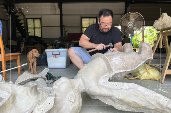 小天使由陶土塑形後翻模而生，鍛鐵藝術(shù)家-王柏霖 耐心打磨每一道工序，讓冰冷的金屬綻放溫潤(rùn)的生命力。