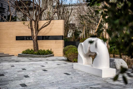 座落於大塊森鄰的公共藝術(shù)品『時(shí)光之河』，來(lái)自西班牙雕塑家–Nando Alvarez之手，從石雕作品中流露出時(shí)間和空間交互輕盈的抽象意涵，流動(dòng)連續(xù)性的圓弧，形成一座時(shí)光之橋。