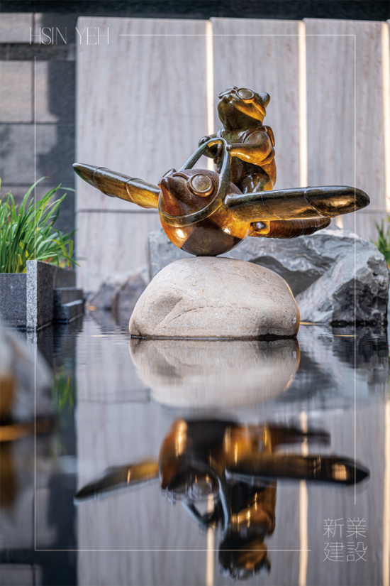 座落於築願(yuàn)景的公共藝術(shù)品『迎風(fēng)飛行』，來自藝術(shù)家–陳煜權(quán)之手，大廳入口的迎賓區(qū)象徵每位住戶都將乘著夢(mèng)想，駛?cè)胨{(lán)天白雲(yún)中。