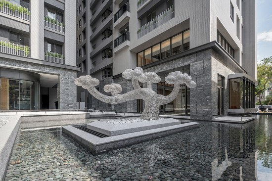 座落於自由居的公共藝術品『雲(yún)與樹』，來自藝術家–任大賢之手，迎賓樹的象徵，讓每位住戶回到家感受到貼切的溫暖。