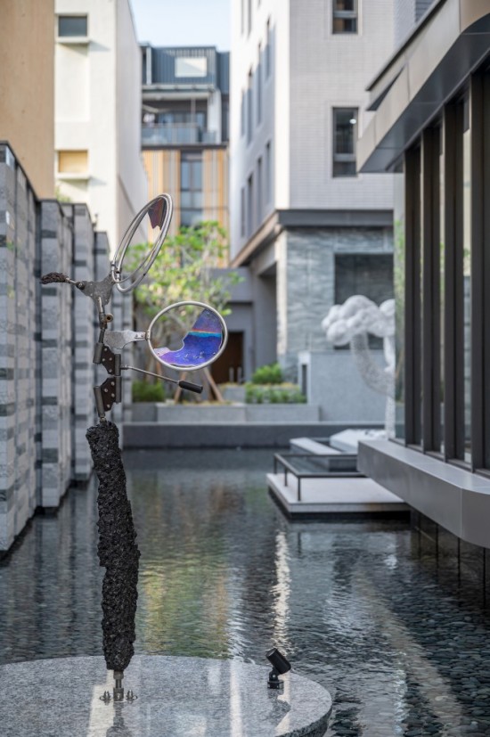 座落於自由居的公共藝術品『風之歌』，來自日本雕塑藝術家–大隅秀雄之手，捕捉風動的動力雕塑創(chuàng)作，以金屬進行切割、再組裝，借助自然風力，讓作品產(chǎn)生動態(tài)的形式。金屬經(jīng)風吹而緩緩移動，剛硬線條顯得柔和，同時呈現(xiàn)閃爍的金屬反光變化，是為「捕捉來自內(nèi)心的風」的創(chuàng)作理念。