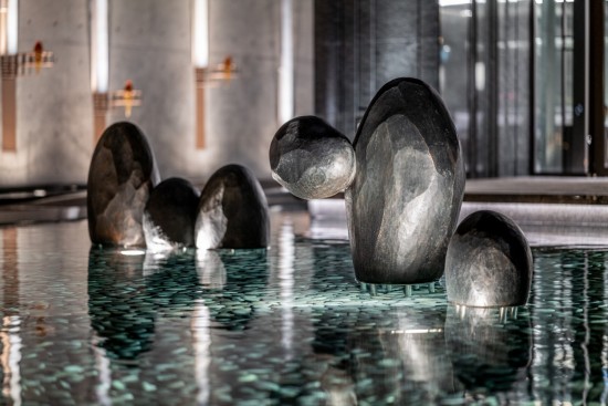 藝術(shù)品《漂浮著》給人一種安靜、沉澱內(nèi)心的時光氛圍，在忙碌的生活中能放慢步調(diào)，享受獨處的片刻寧靜、悠閒時光。