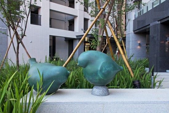 宜家公共藝術(shù)品-平凡的幸福。家屋旁的小麻雀隨處可見卻也生生不息，吱吱喳喳的碎語彷彿街巷間的交響樂。