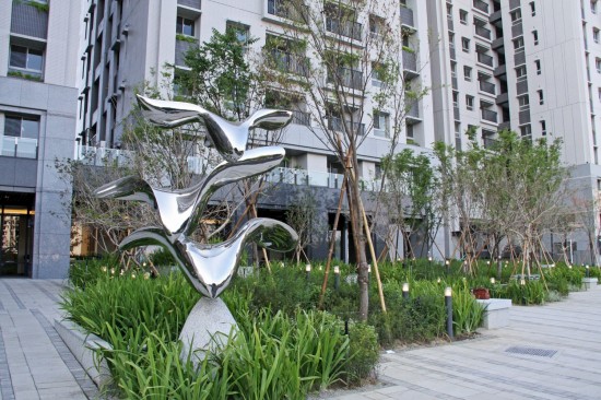 宜家公共藝術(shù)品-展翼翱翔。展開並擺動雙翼，朝向一覽無遺的藍天，奮力翱翔。