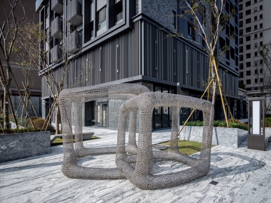 『灰階-方』完美落地於築之細(xì)道，於此優(yōu)雅地登場(chǎng)展演。