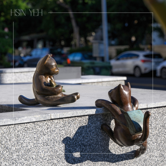 「喵星人–放學(xué)趣」出自金工藝術(shù)家–曾永玲之手，細(xì)膩刻劃的神情、活靈活現(xiàn)的動(dòng)作，映照著孩童的日常。