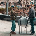 職人們小心翼翼的將每件「近百公斤」的藝術(shù)品裝卸，確保每件藝術(shù)品完美落地。