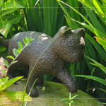 靈巧的貓兒踏上基地開挖的石頭，身影穿梭在花草之間，生動(dòng)的姿態(tài)散發(fā)自在的氣息，映照出萬物共享大地的和諧景象。