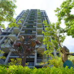 《等待風(fēng)起》由兩位藝術(shù)家攜手創(chuàng)作，鍛鐵藝術(shù)家-王柏霖塑造大樹與小天使堅(jiān)實(shí)的身影，而金工藝術(shù)家-楊夕霞則以果實(shí)、葉片與小動(dòng)物點(diǎn)綴其中，將自然與藝術(shù)交織，為大塊森濤增添一幅靈動(dòng)的風(fēng)景。