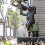 位於轉(zhuǎn)角一偶的另一處作品，以家為基底的設(shè)計(jì)概念，將浮兔栩栩如生的肢體動(dòng)作以堆疊方式延伸，猶如《風(fēng)來了》一般。