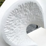 一敲一鑿的雕刻出一絲一絲的紋路，呈現(xiàn)出的粗糙面與打磨面，形成有趣的對(duì)比。