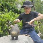 金工藝術(shù)家-楊夕霞從大自然汲取靈感，以細(xì)膩的觀察與描摹將植物化為造型，為金屬注入靈動(dòng)的生命氣息。