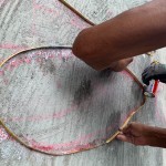 看似金箍圈的銅線，按著藝術(shù)家用粉筆畫好的輪廓，排出不規(guī)則線條。