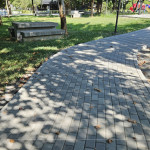 步道更新成高壓透水磚，透過美學(xué)及無障礙環(huán)境設(shè)置，解決公園高低差現(xiàn)象及舖面材料不連續(xù)的問題，同時(shí)利用透水磚設(shè)計(jì)，有效解決積水、防滑問題，不僅美觀、環(huán)保且易於維護(hù)與修復(fù)。