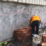 在施作的一開始，「定錨」讓物件更精準(zhǔn)地就定位，師傅悉心的堆疊一塊塊的紅磚，為的是讓孩子們能更安心的坐在這立體座椅上。