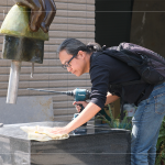 金工藝術(shù)家 陳煜權(quán)老師，認(rèn)真專注地對(duì)待每一件作品，視如己出般的細(xì)心照看，完成最後的安裝作業(yè)。