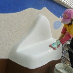 放學(xué)與同伴坐在椅子上，感受自在遨遊的時光，在公共藝術(shù)品【友．相伴】的構(gòu)想中，人與自然是共生共存的關(guān)係，延伸出立體的座椅，作為相依相惜的象徵。