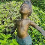 小天使出自 鍛鐵藝術(shù)家-王柏霖 之手，臉部五官刻畫入微、神情生動(dòng)，彷彿正感受迎面而來的清風(fēng)，將那份細(xì)緻而溫柔的喜悅，悄然送入住戶心中。