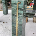 八角亭柱上嵌著一段『黃銅尺標(biāo)』，刻上130公分的位置，這是量測(cè)樹圍的基準(zhǔn)，也是歲月的起點(diǎn)，將數(shù)字除以2.5便能估略樹的年齡。