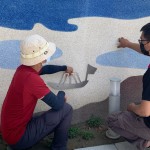 以童趣的風(fēng)格，模擬貫穿、流經(jīng)東區(qū)的生命之河－旱溪，是藝術(shù)家張婷雅導(dǎo)入校區(qū)周遭意象的巧思。