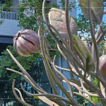 樹上的葉片與果實(shí)皆以紅銅片鑄造，經(jīng)過敲擊、塑形後，再一片片焊接於枝條上，展現(xiàn)出栩栩如生的自然風(fēng)貌。