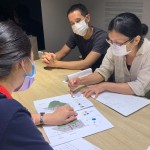 新業(yè)團隊與藝術(shù)家討論東區(qū)成功國小、育英國中人行道的美化計畫，雖然專業(yè)不同，但目標(biāo)是相同的，為的都是讓孩子們在日常接觸自然，感受最真實的樸實。