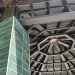 八角亭內(nèi)上方曾因歲月而斑駁，如今重新梳理歲月痕跡後，舊有的氣息也悄然浮現(xiàn)。