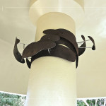 蘑菇亭內(nèi)上方，由藝術(shù)家-張婷雅 創(chuàng)作，以金屬環(huán)繞的藝術(shù)品點(diǎn)綴，靈感來自年輪、巢穴的形狀，夜裡燈光落下，更為這座涼亭增添一抹優(yōu)雅與靜美。