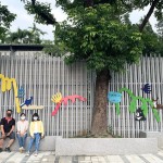 築起一座座小小的山丘，承載著各類小動物們，將一面泥灰的牆面賦予繽紛的生命力，並傳達(dá)『生命關(guān)懷、愛物惜物』的感恩之心給所有孩子們。(圖中間為藝術(shù)家張婷雅)