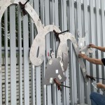 為了確保金屬雷雕擺放的位置，師傅先以模型樣板套量位置，用F型夾固定並標(biāo)記記號，讓物件位置準(zhǔn)確也相對穩(wěn)固。