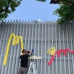 一道充滿生機的牆面，在師傅的點綴下生動了起來，不同的自然元素拼貼在一起，是鳥、羽毛、葉子、花瓣…帶給孩子們無限想像發(fā)揮。