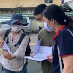 建築師與藝術(shù)家張婷雅(圖左一)，透過圖面的討論與現(xiàn)場實際模擬，讓「自然元素寓教於樂」，想給孩子們天馬行空的想像空間。