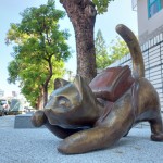 俏皮撓臉的貓咪，滿心期待著自己成為學(xué)校街隅的一份子。(圖為藝術(shù)品安裝前)
