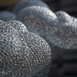 不鏽鋼圈的獨特光澤、線條恣意創(chuàng)作，焊接成千上萬個點、勾勒出平滑流線，線的軌跡連成面、點線面最終構出方體。