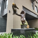 社區(qū)裡處處充滿驚喜，每走一步都是新的發(fā)現(xiàn)，而這群「原石鳥兒」有如這場奇妙之旅的精彩序幕。