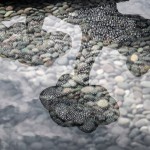 作品以不銹鋼圈為主，穿透與線條的延伸，逐光水波粼粼，篩落光影，自然光線與陰影交織輝映。