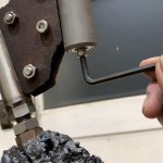 將一種特有的旋轉軸承細緻打磨，加以支撐，組合成能在風中輕快移動的風動雕塑。(圖為樸石藝術提供)