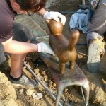 獨佔板凳的貓，專注又神氣的神情，彷彿訴說：「我比任何人都在意日昇日落的時刻，因為那代表我可以跟樹玩『踩影子』的小遊戲?！?>
										<div   id=