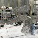 不鏽鋼材質(zhì)耐久及耐候性，也透過不銹鋼的材質(zhì)及特色呈現(xiàn)出作品的金屬感。