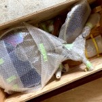 由藝術家在日本製作完成，裝箱空運來臺的『風之歌』，並內(nèi)附組裝分解圖，到臺灣後由工作人員一步步組裝而成。(圖為樸石藝術提供)