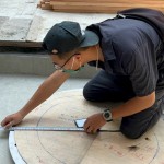 底座鐵盤定位，師傅仔細的測量藝術品定位位置。