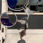 藝術家使用不銹鋼、銅、鈦、鋁等各類機械構件，經(jīng)雙手裁切、敲擊、鍛造，多種類的金屬集結在一起，媒材多元卻也單一，組合起來不需塗飾表層，也能顯見和諧感及完整性。(圖為樸石藝術提供)