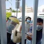 藝術(shù)家─曾永玲與安裝師傅們認(rèn)真的目光，穿透過隔柵縫隙，眼神中訴說(shuō)著對(duì)藝術(shù)品《上學(xué)趣》的期待。(圖為藝術(shù)品安裝當(dāng)日)