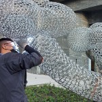 確認各物件定位的角度後，進行焊接讓藝術體慢慢拼湊完成。