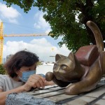 藝術(shù)家─曾永玲凝視細(xì)節(jié)、觀看各方角度，找尋著最適合喵星人的落腳之處。