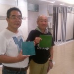 設(shè)計(jì)師石村敏哉(左)  VS  藝術(shù)家駿 河敏(右)，親自為雕堡選材。