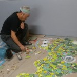 藝術(shù)家將馬賽克磚，細(xì)心且專注地裁切、研磨成一塊塊拼貼，並先以1；1的比例於木板上進(jìn)行模擬拼貼，在放樣時(shí)，能更接近立體錐體的精準(zhǔn)度。