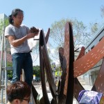 透過蠟?zāi)９潭?、鐵材切割、拼裝上色、最後實地裝置，每個細(xì)節(jié)毫不馬虎。