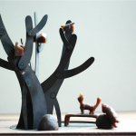 新業(yè)在觀峰旁鑄了一棵不開花的鐵樹，樹上住了一家人，樹屋裡有鳥，樹下擺了一張長凳，有隻貓早已佔據(jù)，開心地?fù)P起小尾巴。