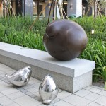 宜家公共藝術(shù)品-平凡的幸福/養(yǎng)育。在孩子面前，再強韌的男人，也會收起承擔(dān)著世界的雙翼，目光凝視兒女久久不移。